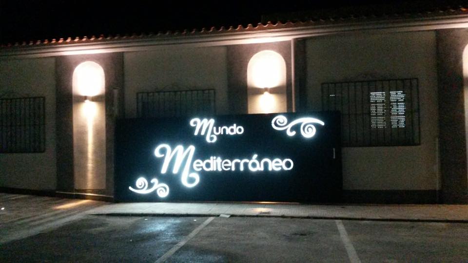 Puerta metálica con iluminación interior