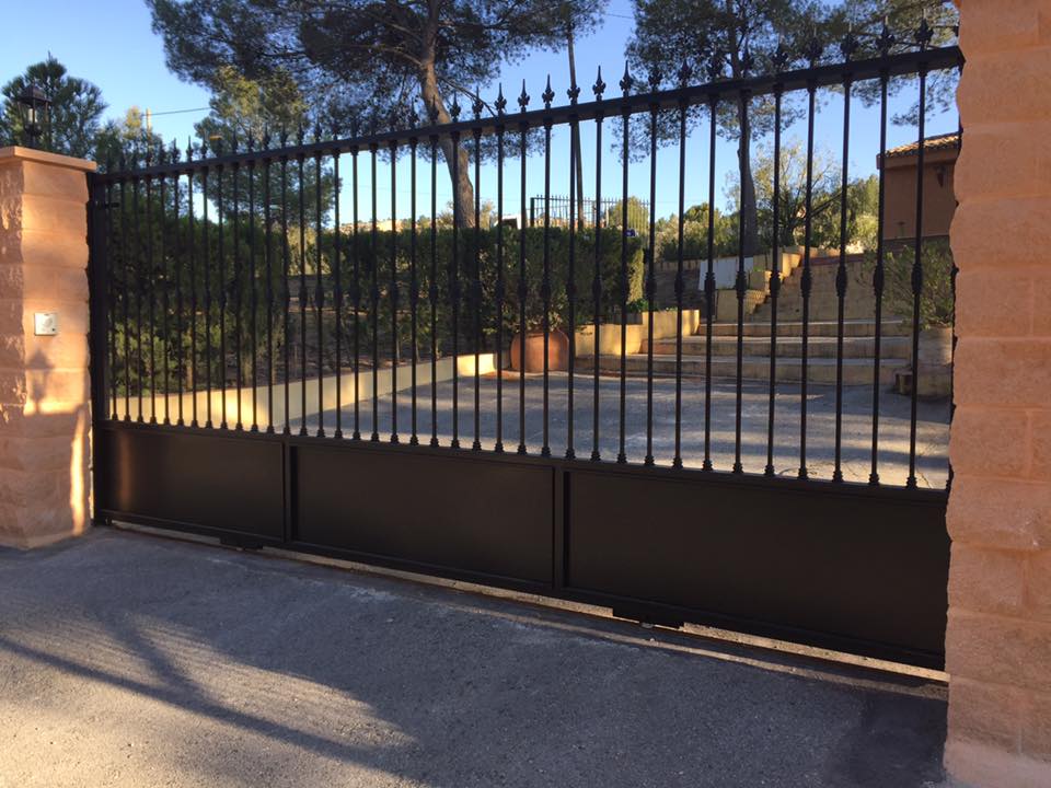 Valla y puertas en forja